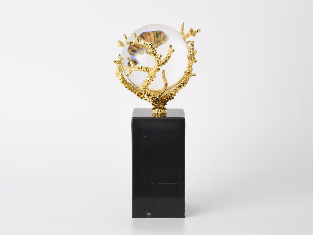 Prabangus sferinis kristalas ant auksinio metalo koralų dekoro skulptūros dekoratyvinio objekto