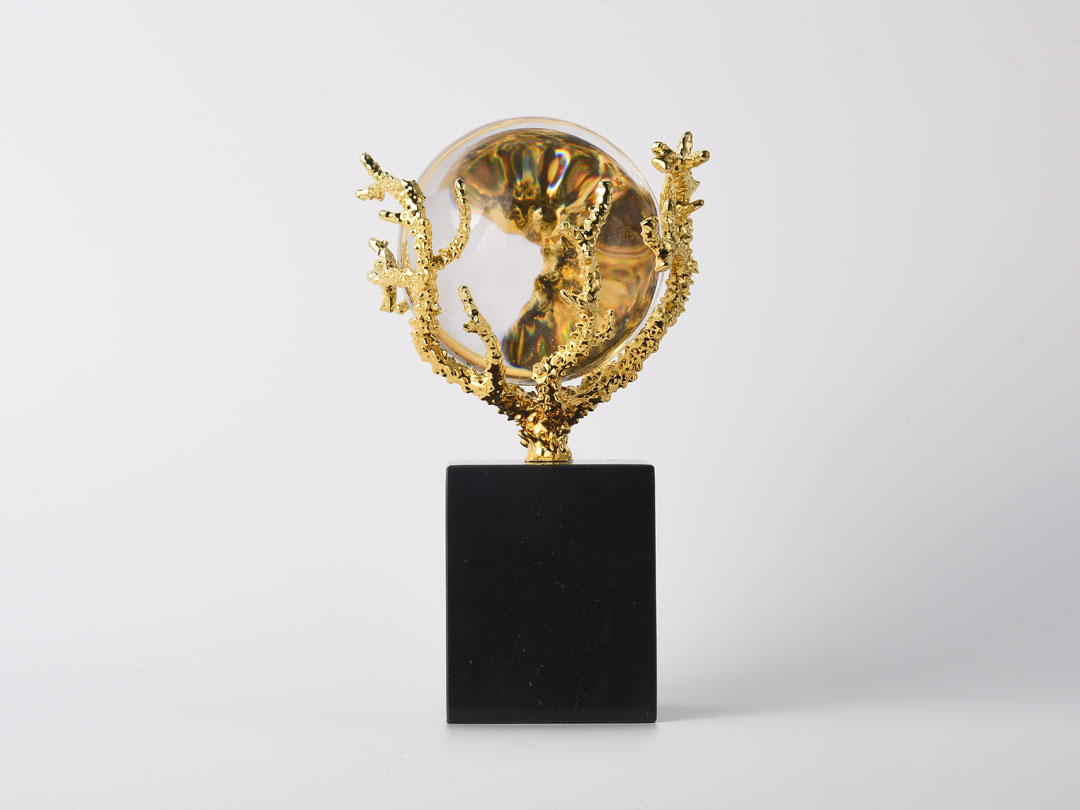 Luxuzko esfera kristala urrezko metalaren gainean koralezko dekorazioa eskultura objektu apaingarri