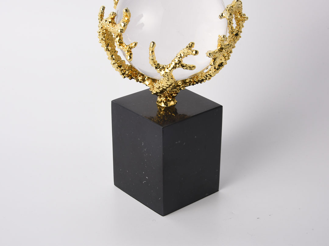 Luksuslik kerakristall kullast metallist korallidekoratsiooniga skulptuur dekoratiivobjektil