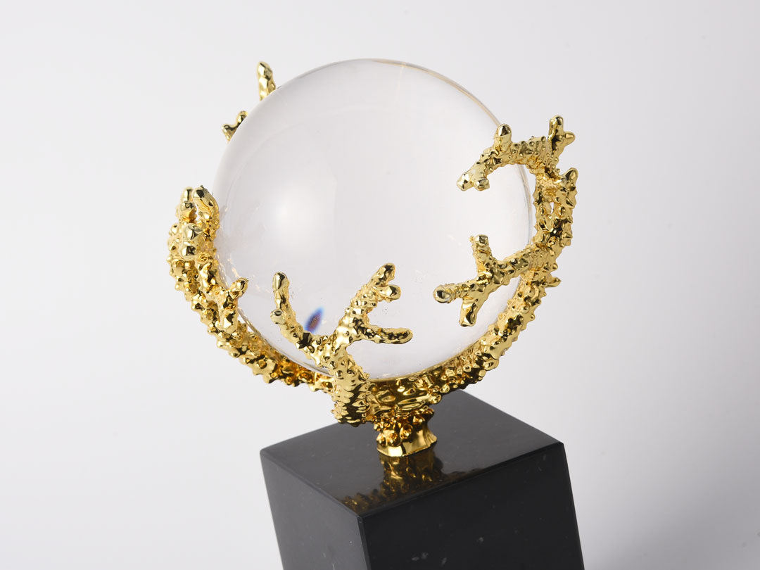 Luxuzko esfera kristala urrezko metalaren gainean koralezko dekorazioa eskultura objektu apaingarri