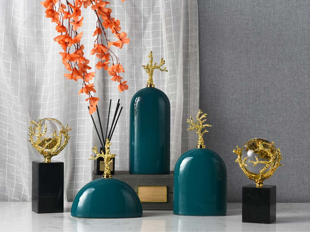 Luxusný guľový krištáľ na zlatom kovovom koralovom dekoračnom dekoratívnom objekte