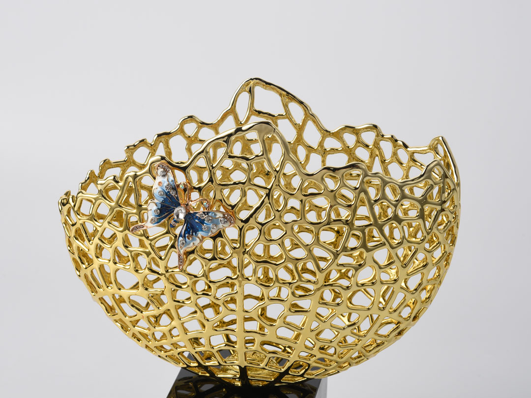 Декорация на метална ваза с декорация пеперуда върху кристал