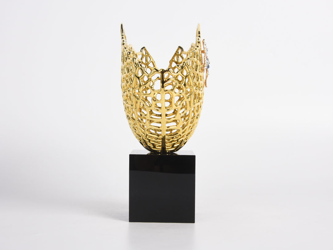 Декорация на метална ваза с декорация пеперуда върху кристал