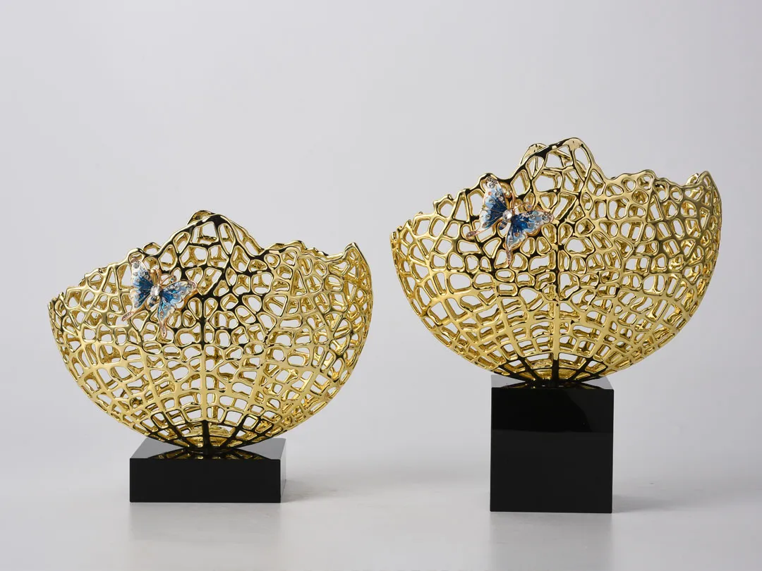 Dekorasi Vas Logam dengan Dekorasi Kupu-kupu di atas Kristal