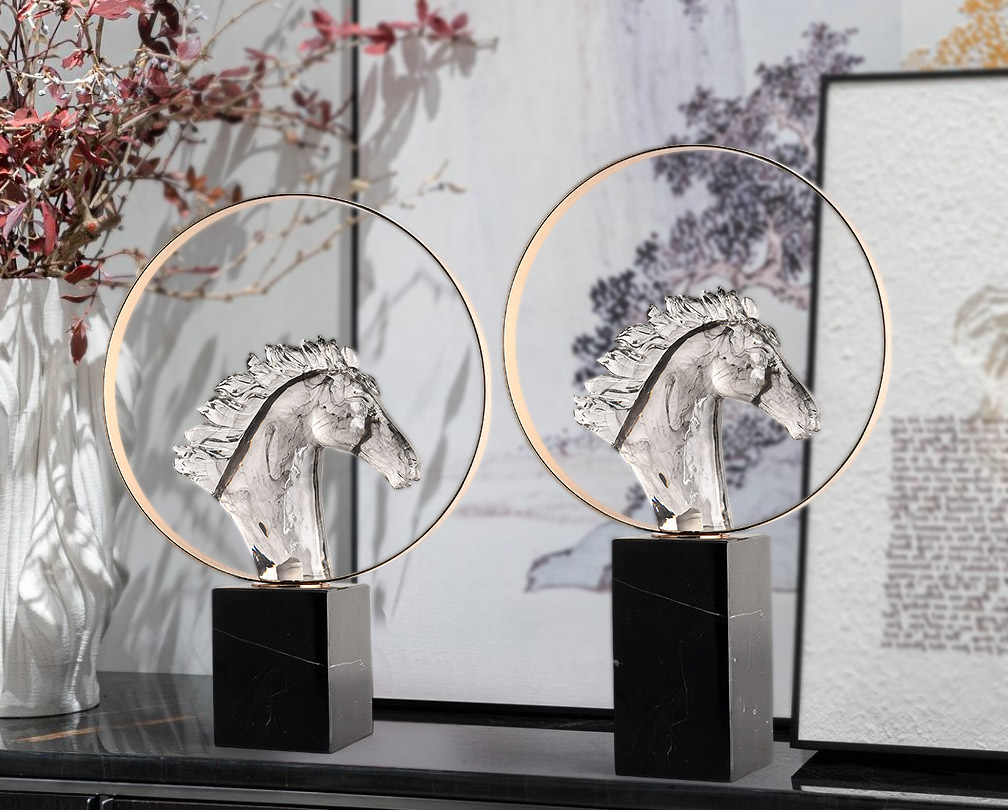 संगमरमर शिल्प कौशल र ज्यामितीय डिजाइन एक स्टाइलिश सजावटी टुक्रा संग minimalist घोडा टाउको आभूषण