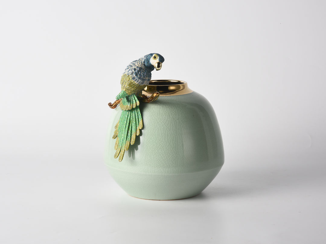 Папагал върху декорация на зелена керамична ваза