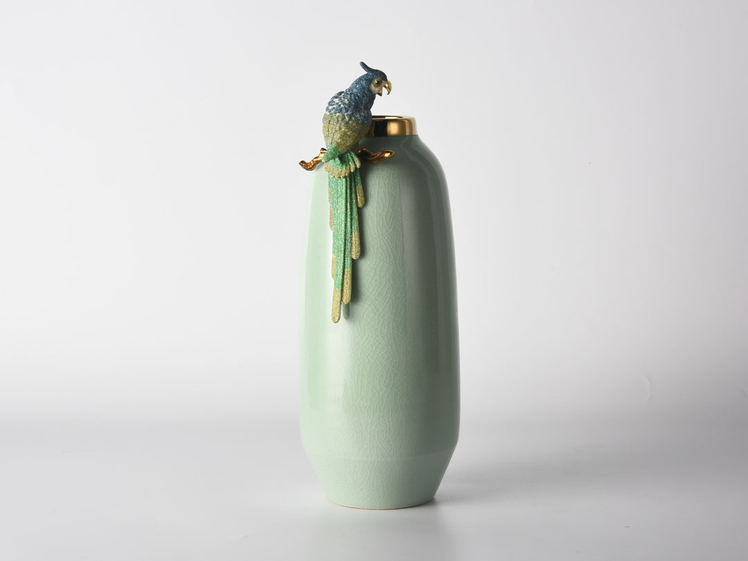 Papūga ant žalios keraminės vazos dekoro