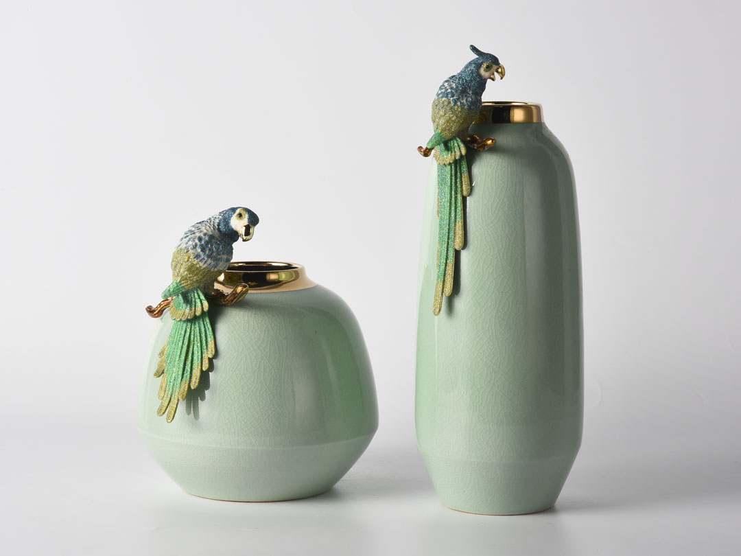 Papūga ant žalios keraminės vazos dekoro