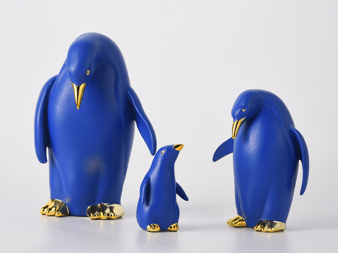 Декоративна скулптура от смола на пингвин