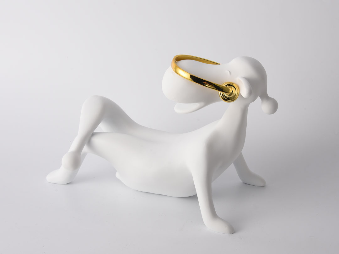Декоративна скулптура от смола на крава със слушалки