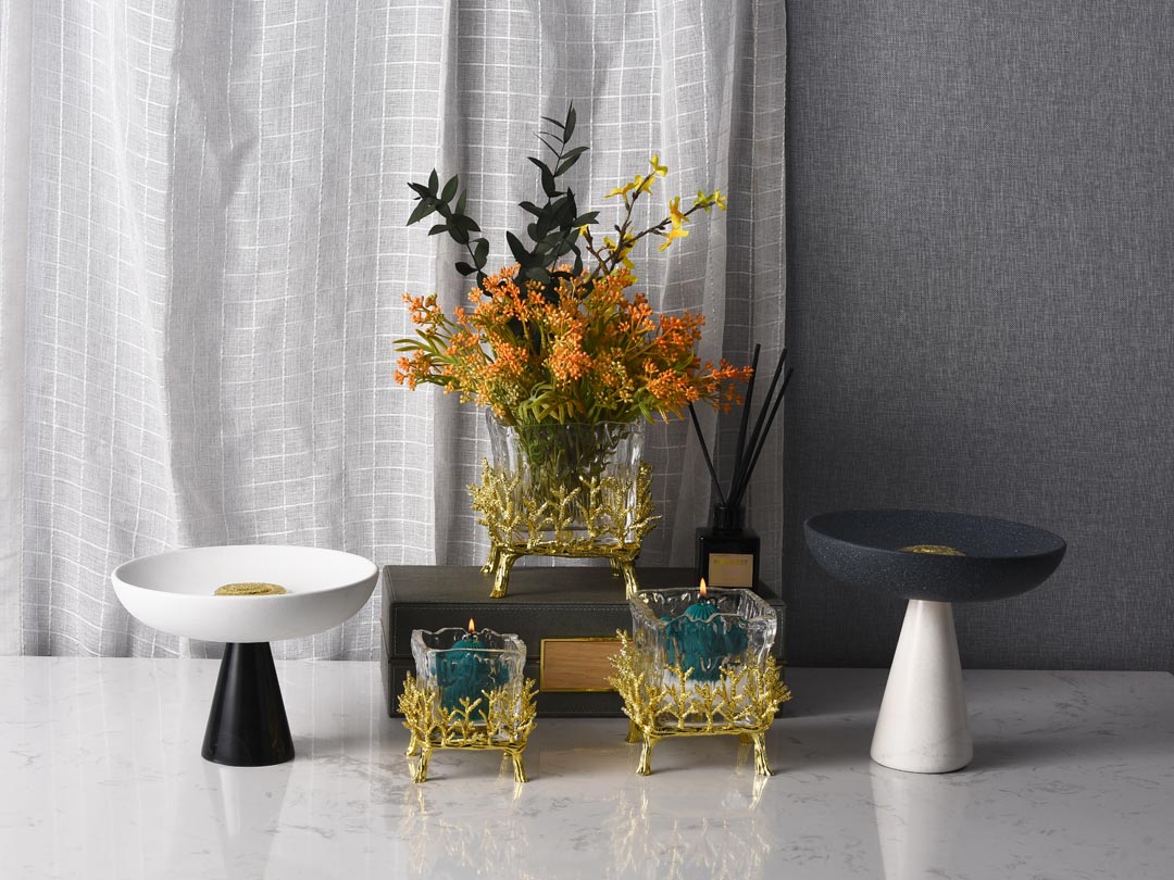 جا شمعی عطر شیشه ای مربع با تزئینات فلزی مرجانی طلایی
