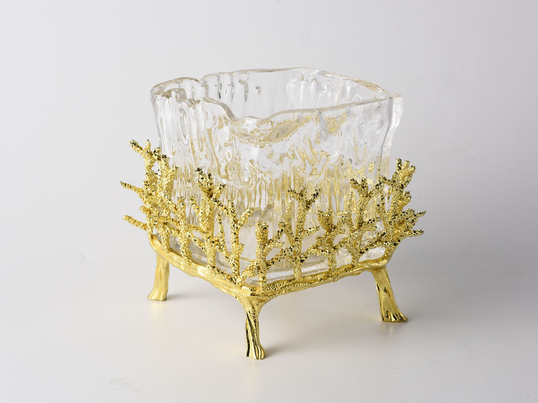 Квадратен стъклен ароматен свещник с метална декорация златен корал