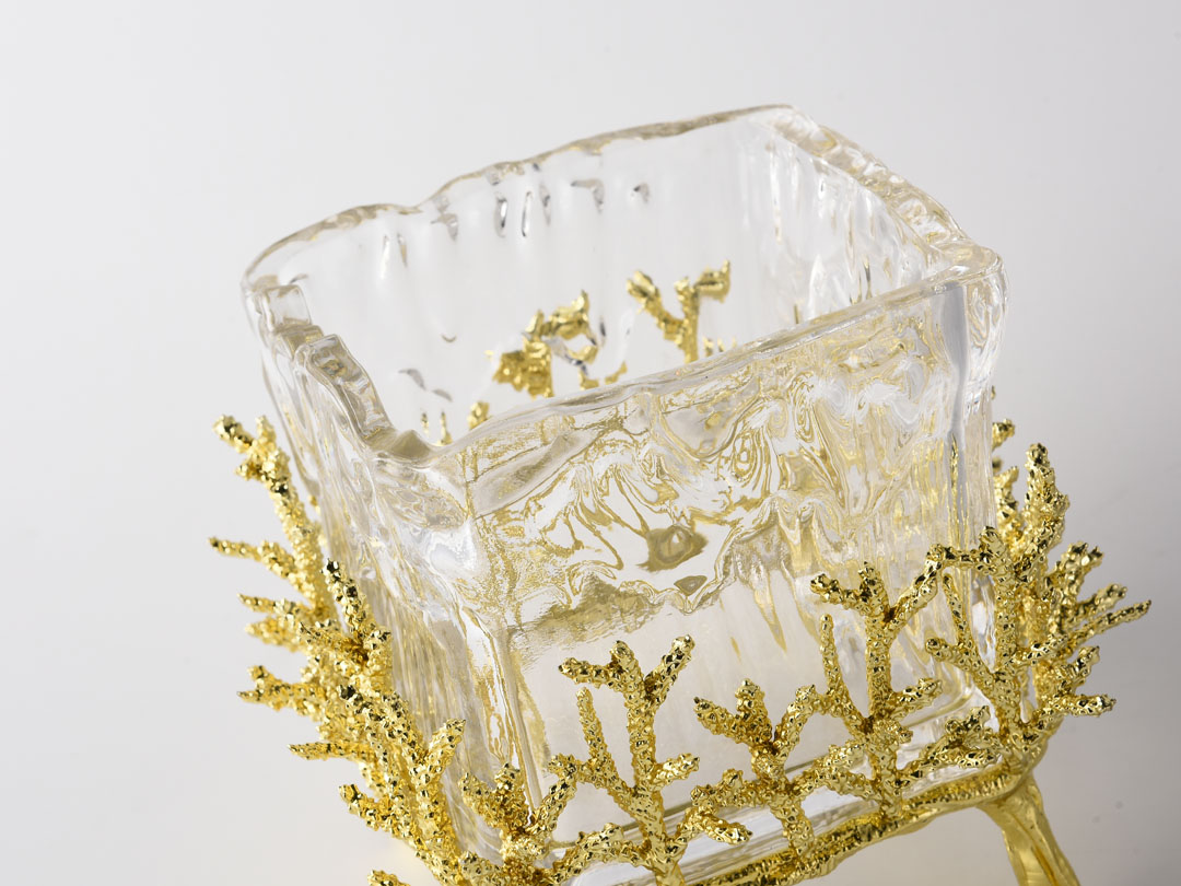 جا شمعی عطر شیشه ای مربع با تزئینات فلزی مرجانی طلایی