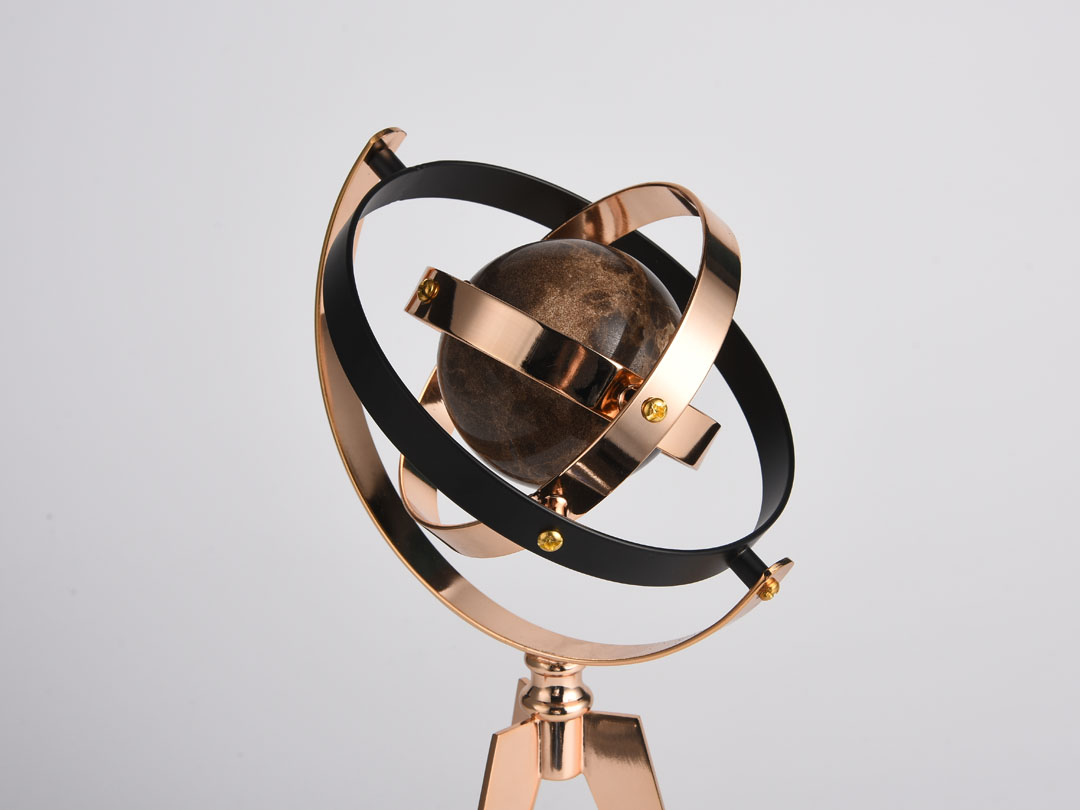Скулптура с креативен метален декор Globe
