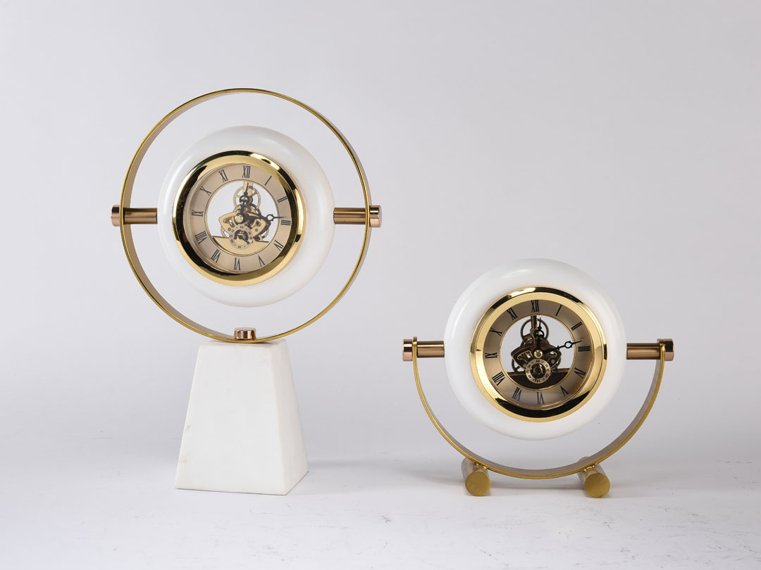 Трапецовиден мраморен настолен часовник с декорация от бяла смола