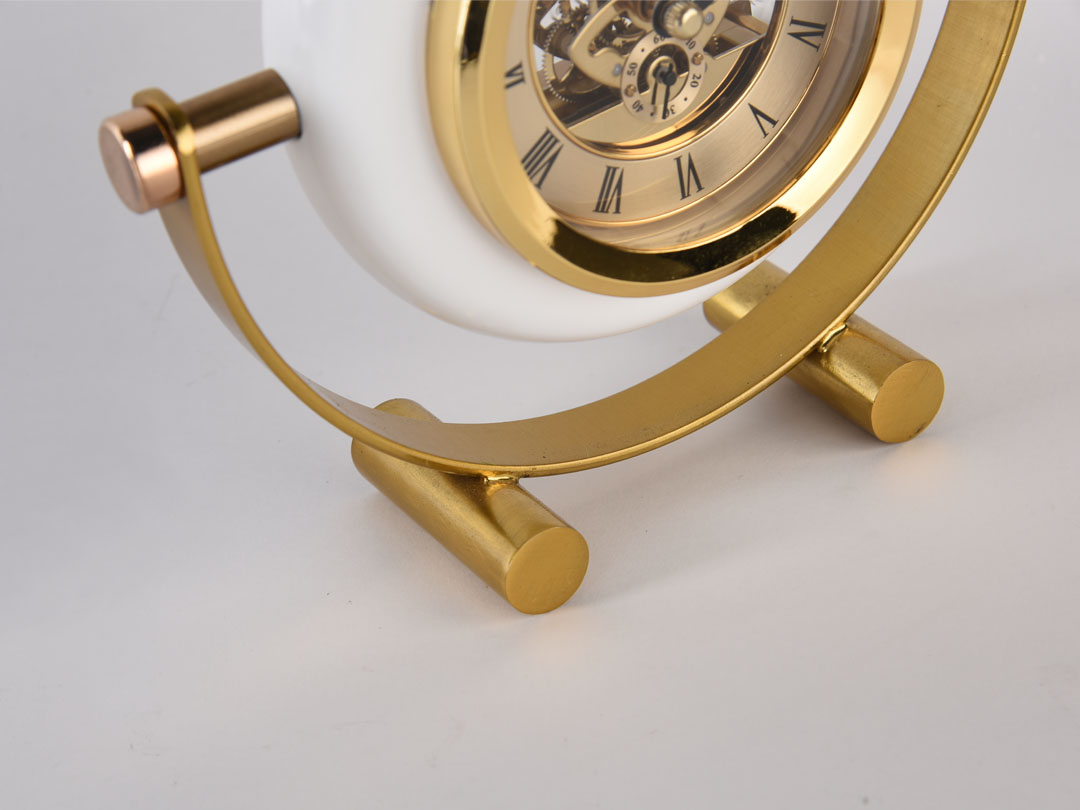 Трапецовиден мраморен настолен часовник с декорация от бяла смола