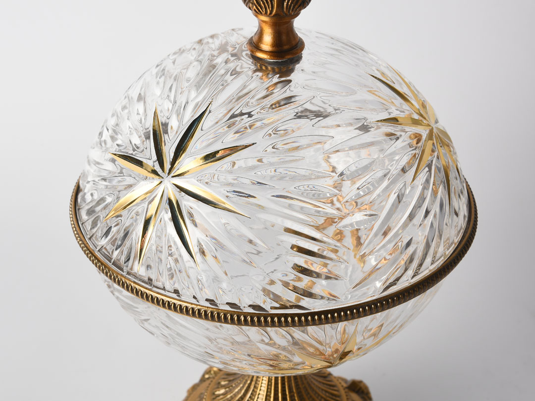 Винтидж декорация на стъклена ваза с метална основа