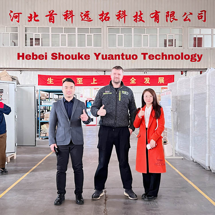 रूसी ग्राहक Hebei Shouke Yuantuo Technology को देखने आते हैं