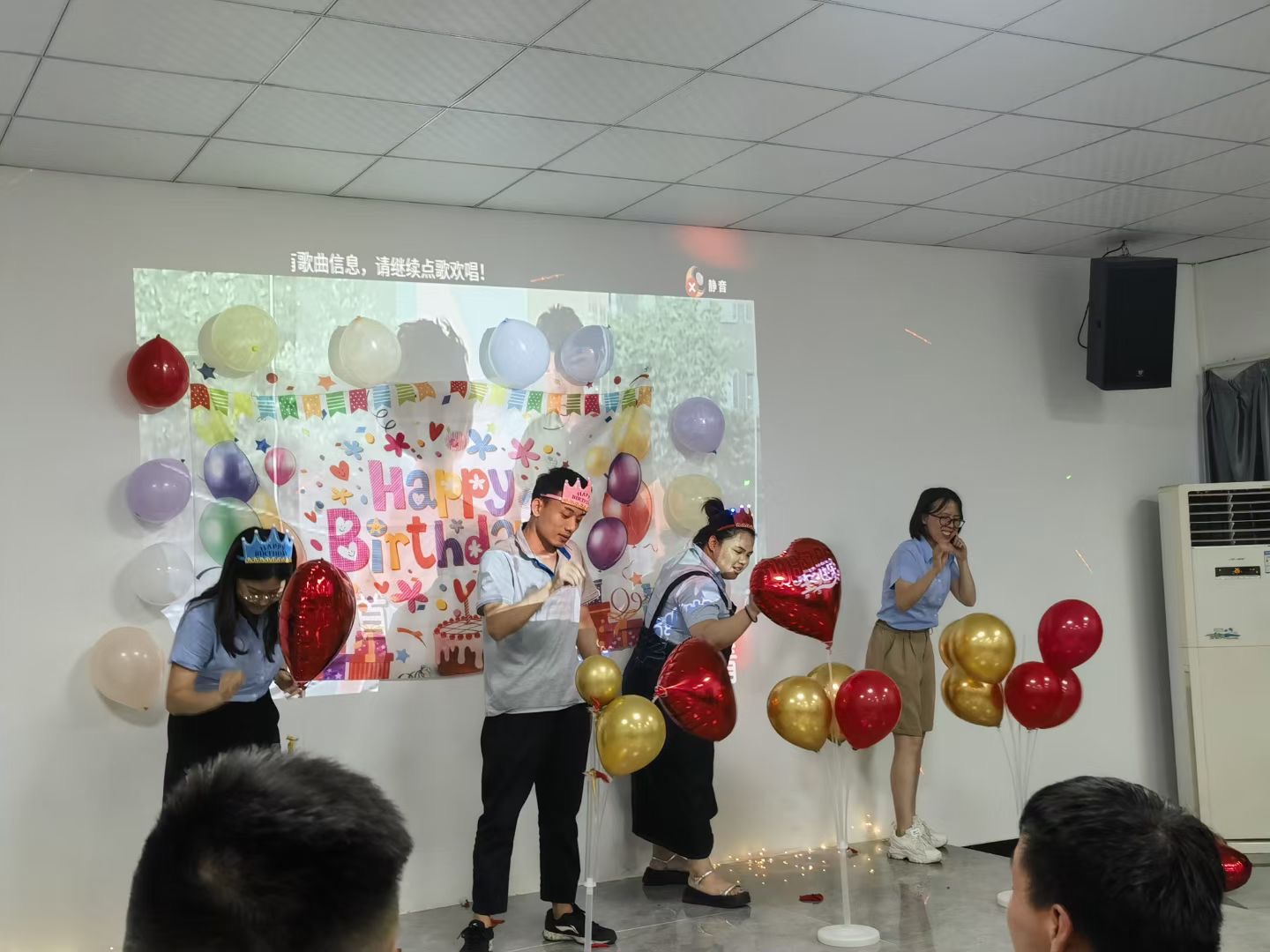 La empresa celebra los cumpleaños de los empleados con diversión y juegos
