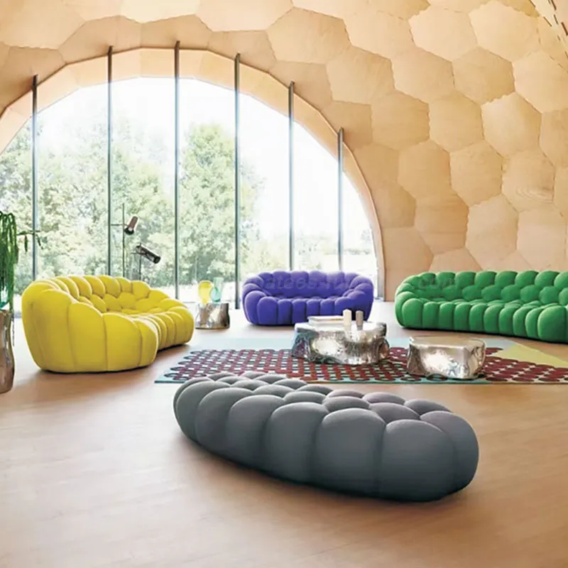 Luxuriöses gepolstertes Sofa mit gebogener Blase