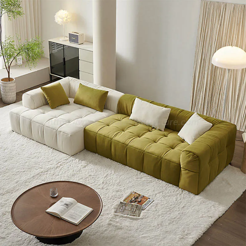 Gepolstertes Sofa aus milchigem Flanell