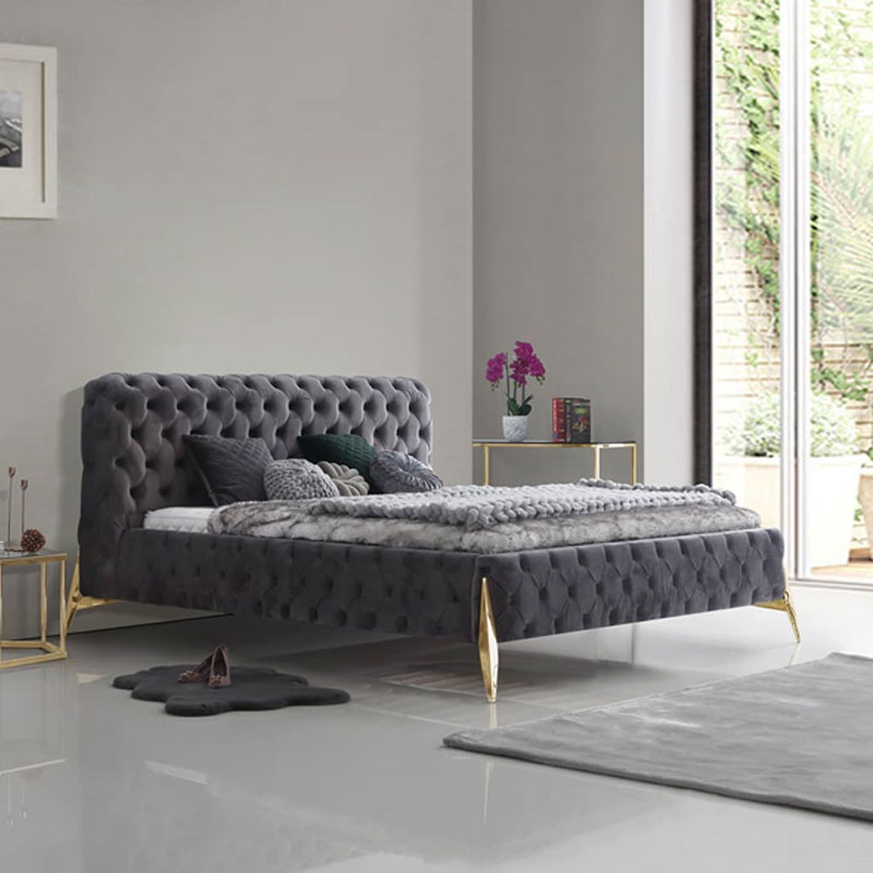 Modernes, einfaches, helles, luxuriöses Schlafzimmer mit gehobener Atmosphäre und Zugknopfbett