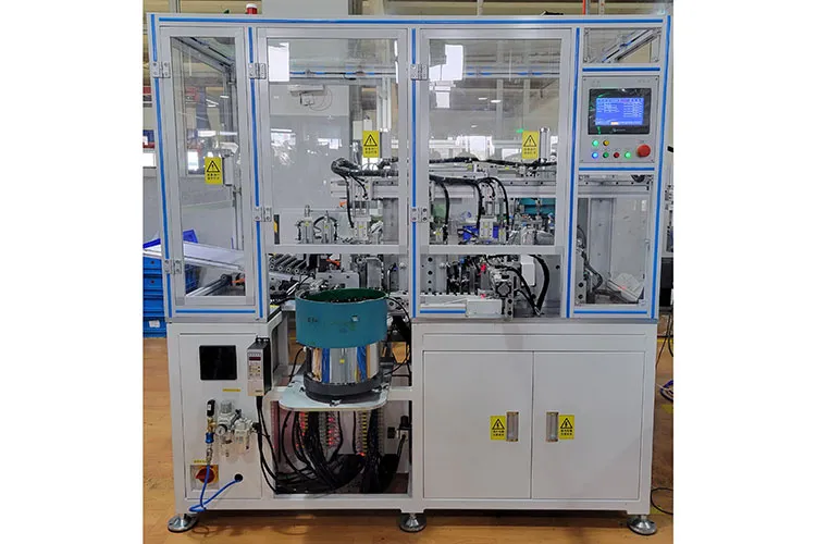 Máquina de ensamblaje de rotor tres en uno