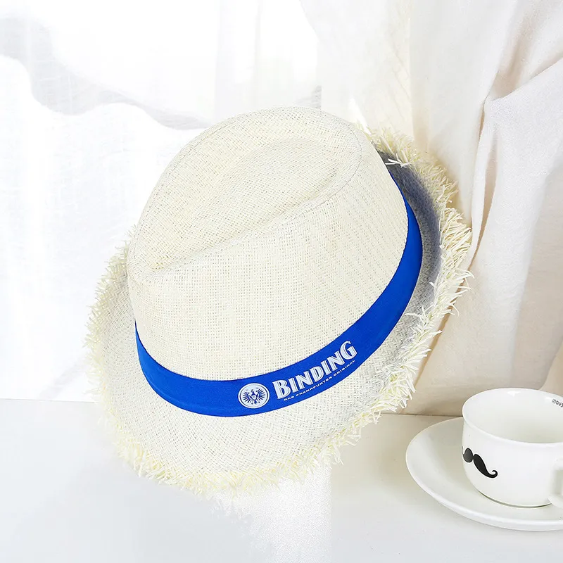 Niestandardowy kapelusz z białym papierowym słomkowym rondem z rolowanym rondem