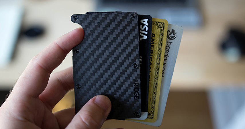 Caracteristici portofel din fibră de carbon, portofel metalic și portofel din piele.