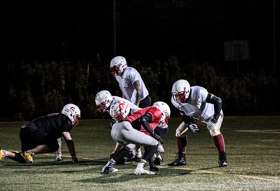 Einführung in die American-Football-Ausrüstung: Helm, Schulterschutz und Ellbogenschutz