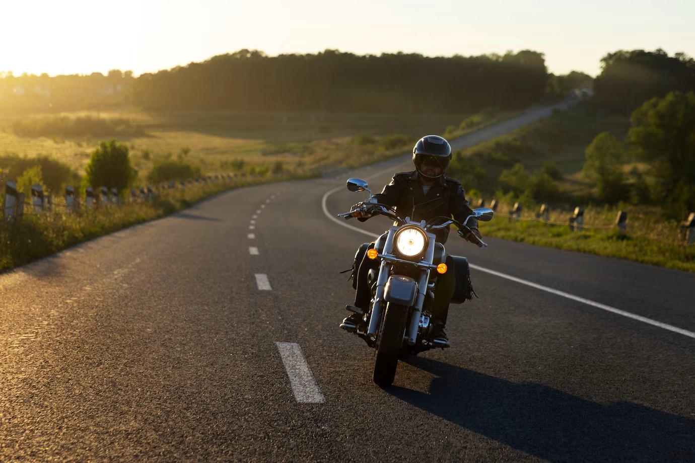 As the weather warms up, motorcycle travel requires goggles to protect your eyes