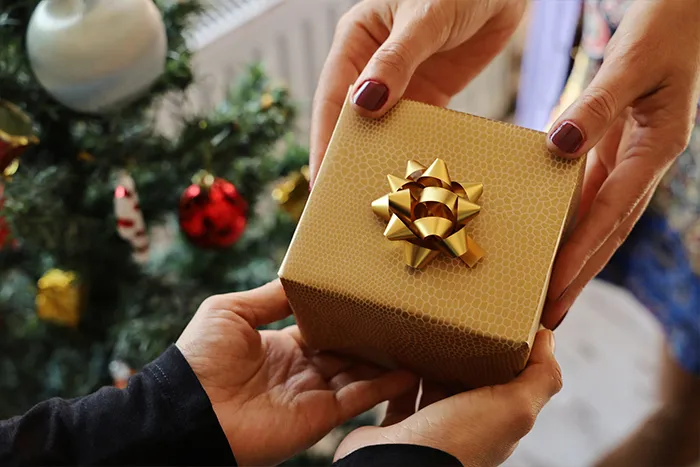 ما هي السمات الرئيسية لعلبة الهدايا؟
