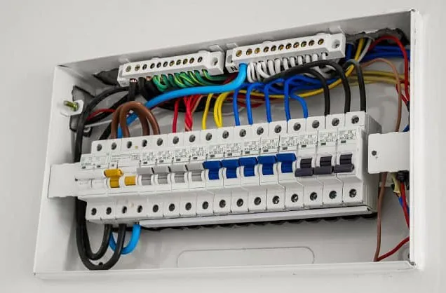 circuit breaker နှင့် disconnecting switch အကြား ကွာခြားချက်