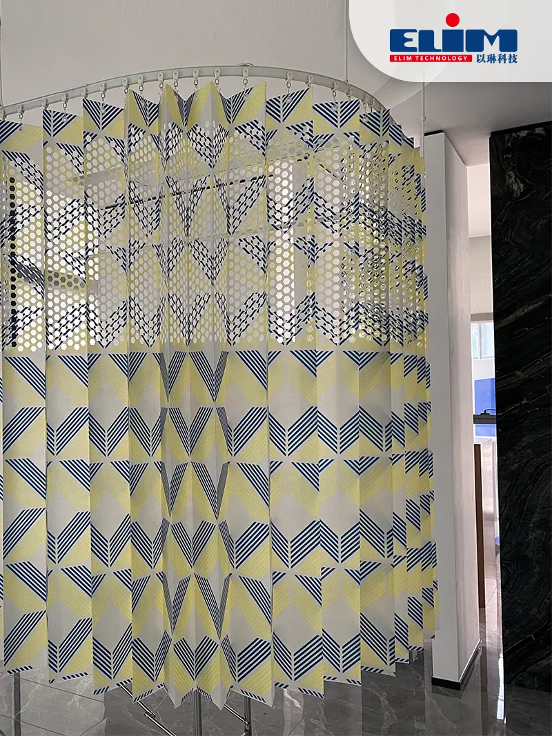 Einweg-Vorhang mit integriertem perforiertem Netzmuster und bedrucktem Muster