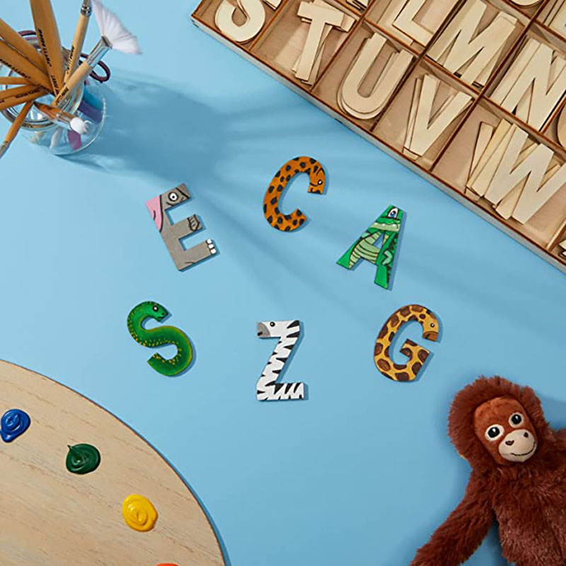 Faça você mesmo enfeites de alfabeto de madeira com ideias de artesanato para nomes de família