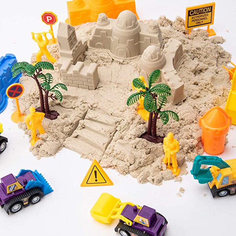Matschiger Sand mit Sandwerkzeugen