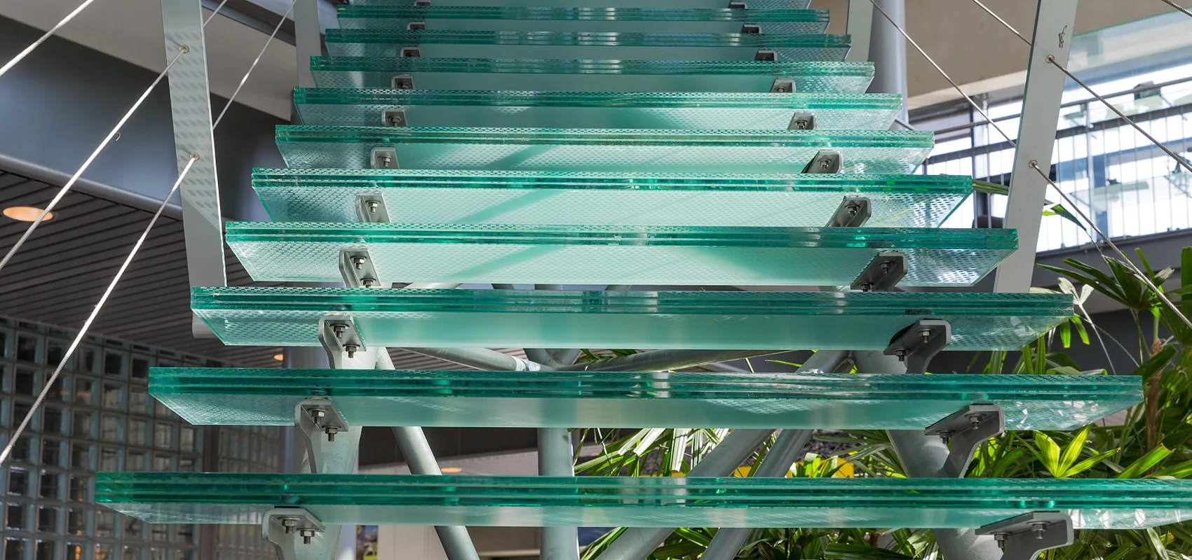 What are the advantages and disadvantages of laminated glass?