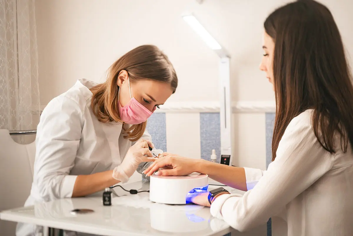 Como amante de las uñas, ¿deberíamos ir a un salón de uñas o hacer bricolaje en casa para el arte de las uñas?