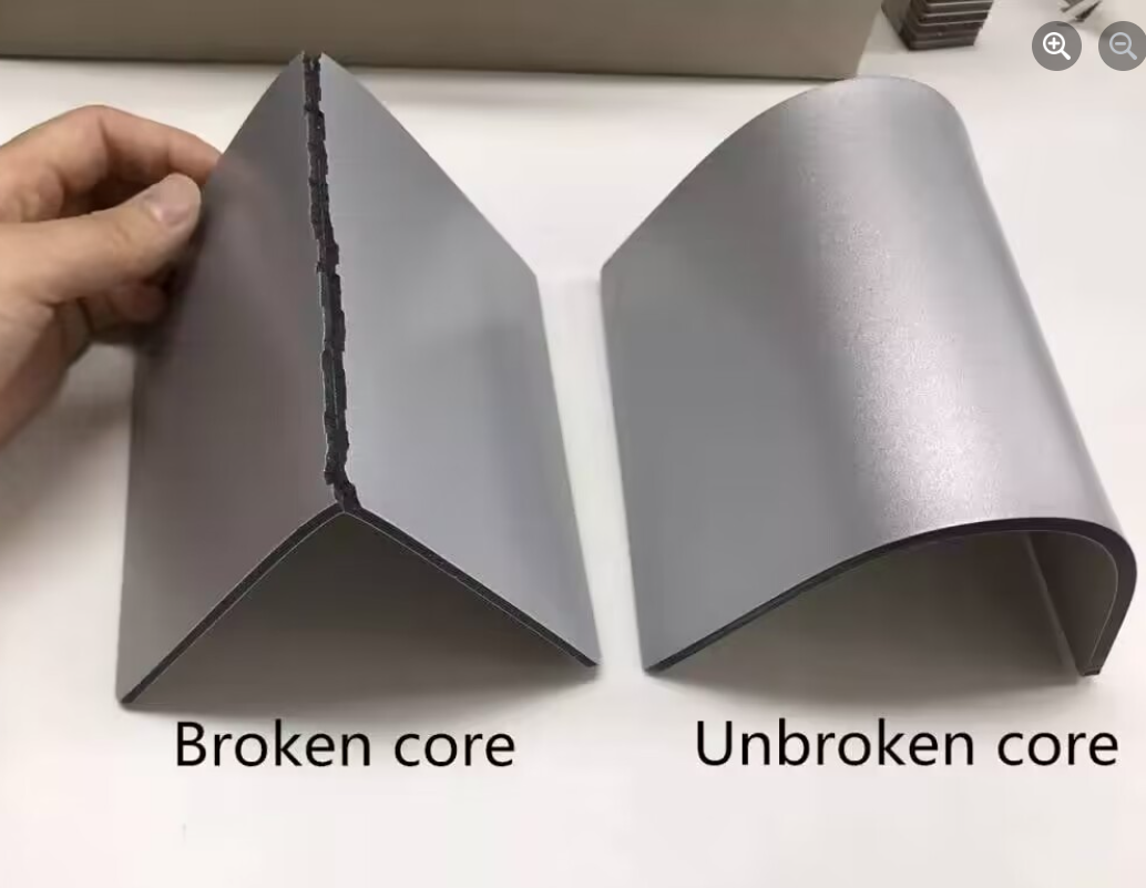 Różnice między uszkodzonym i nieprzerwanym rdzeniem aluminiowych paneli kompozytowych