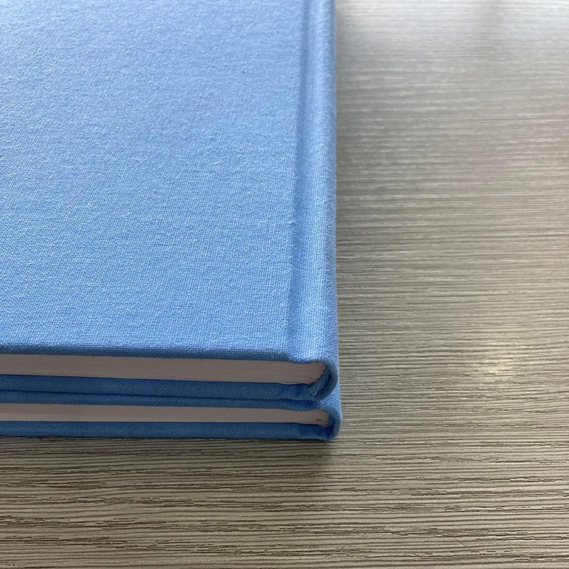 Livre à couverture rigide avec couverture en tissu