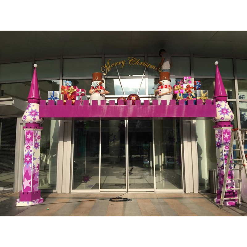 Espectacular instalación artística navideña en un centro comercial presentada para la temporada festiva