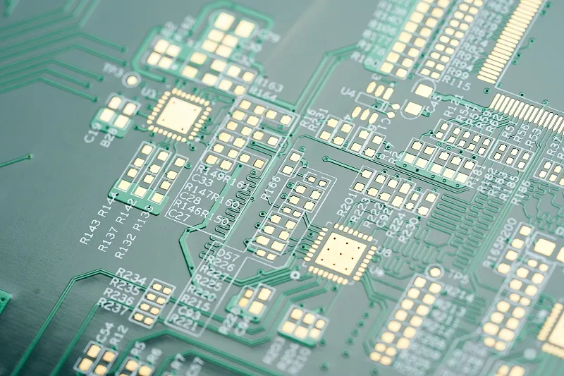 PCB メーカーは、回路基板の電源の正極と負極を区別する方法を教えてくれますか?