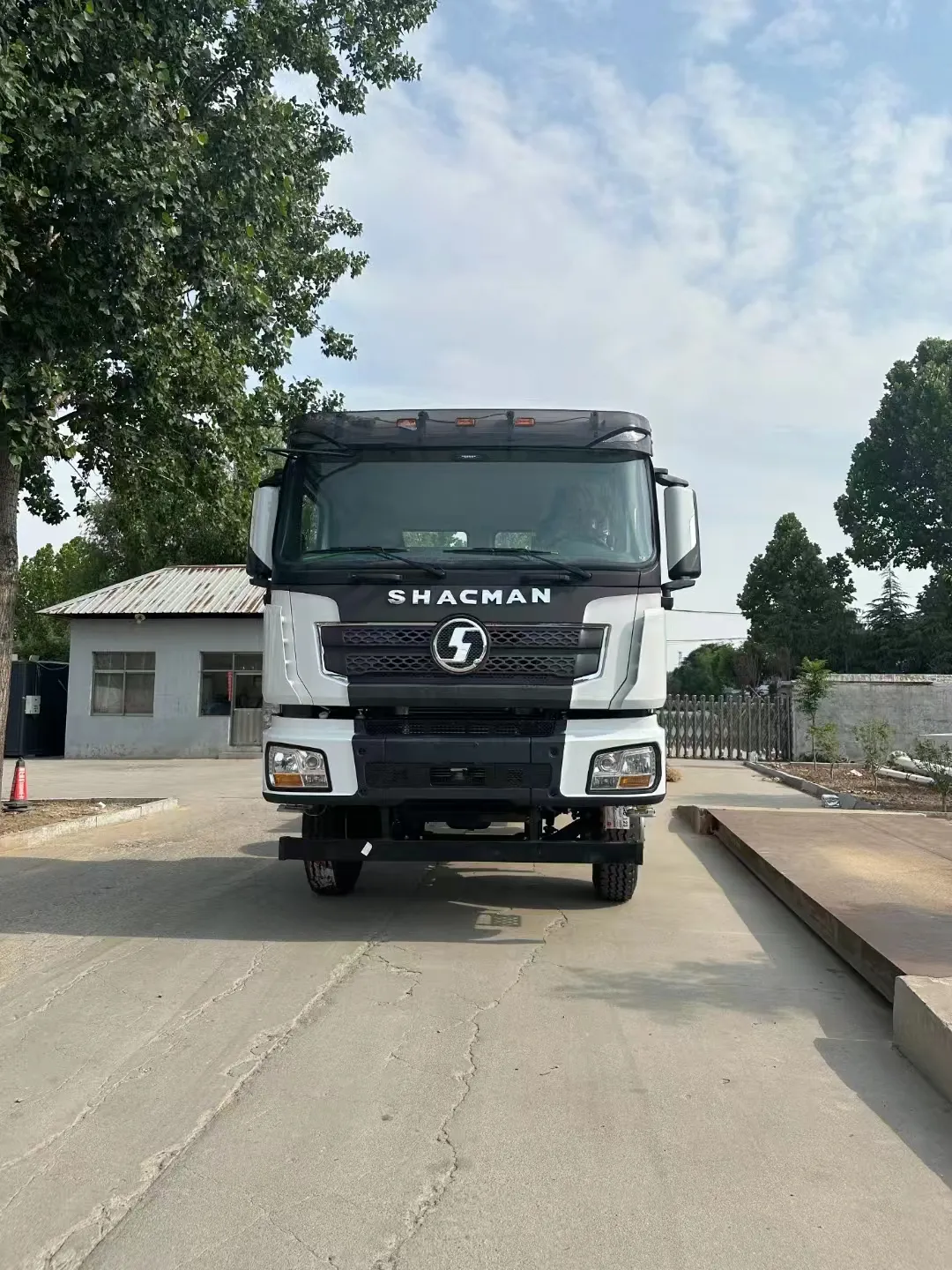 Export new cars to your home Shaanxi Automobile Delonghi X3000-8X4 National V, steel bridge, manual transmission, large box can be customized, the most 🔥 model in Central Asia and Russia