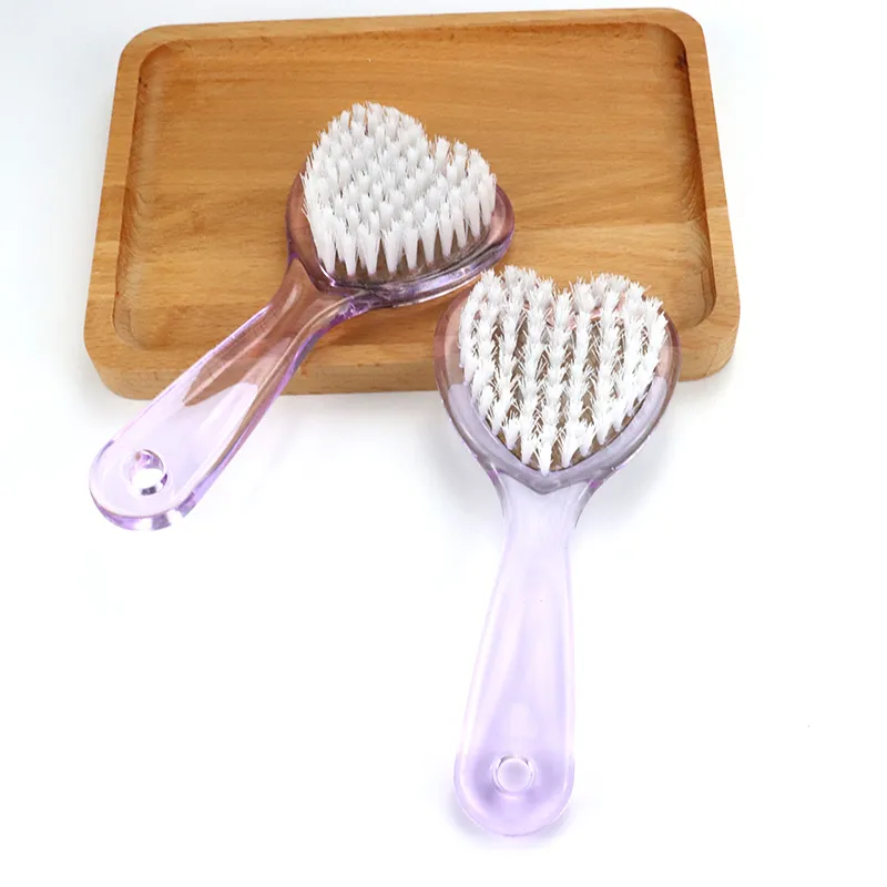 Brosse à ongles en forme de coeur