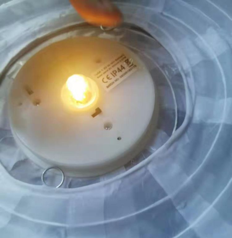 Lampe suspendue portative de lanterne solaire rechargeable de LED ronde de tissu en nylon chinois imperméable extérieur