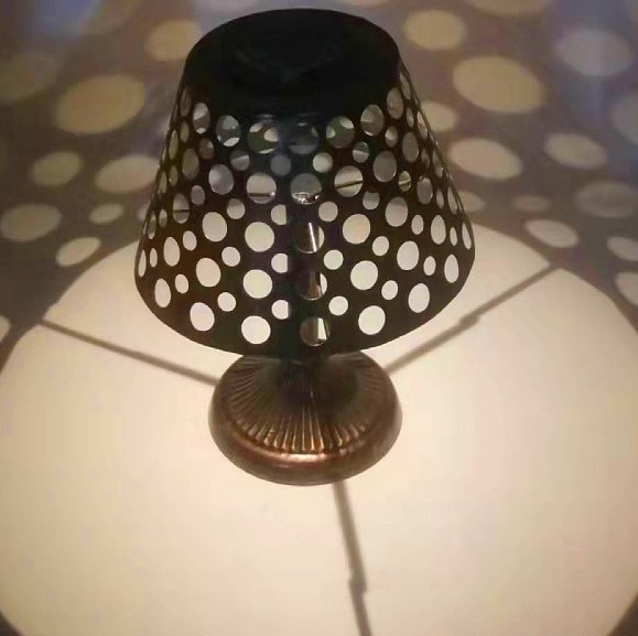 Lámpara de luz de mesa solar con patrón de puntos de metal impermeable al aire libre
