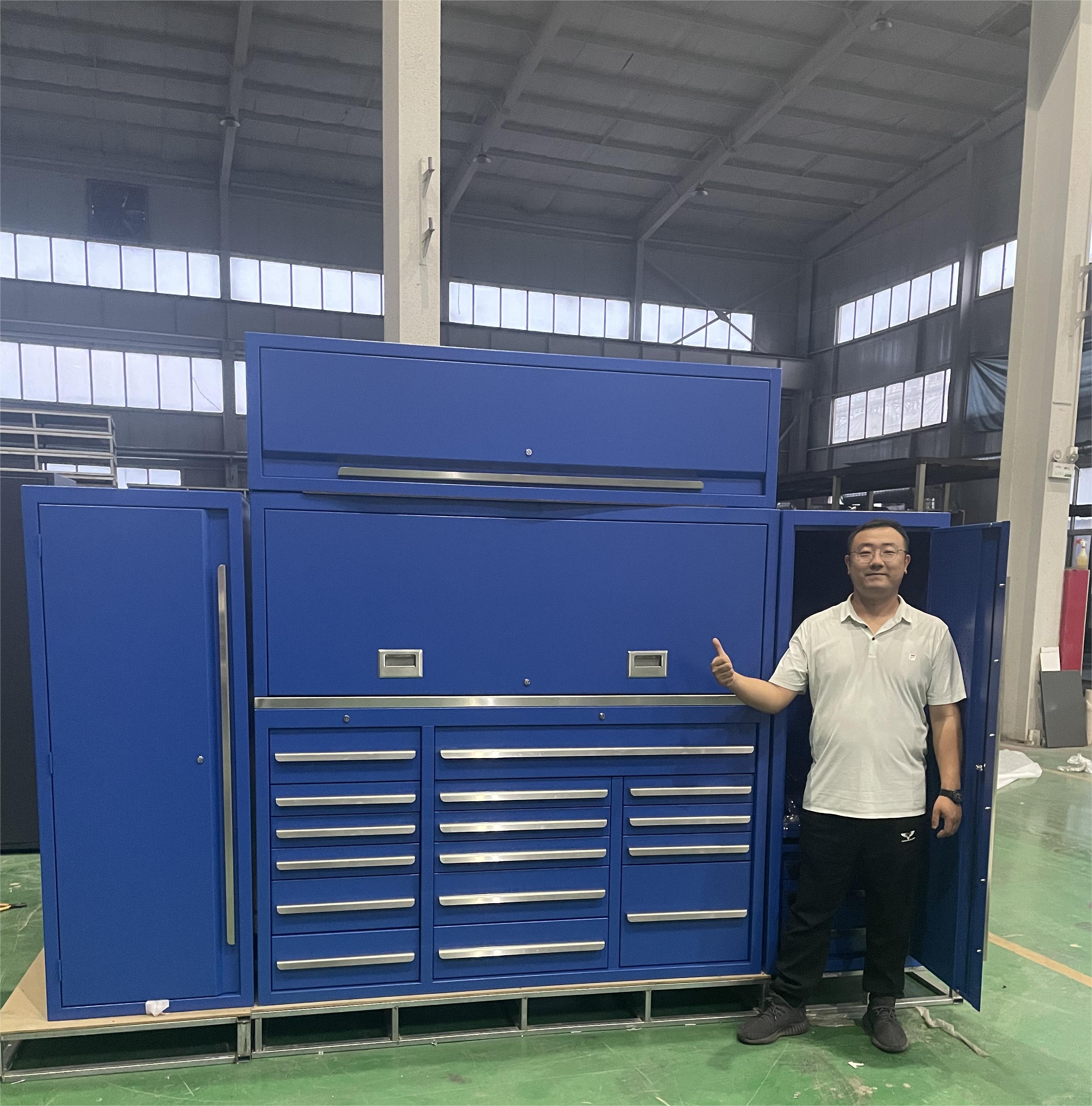 British customer orders several heavy tool cabinets