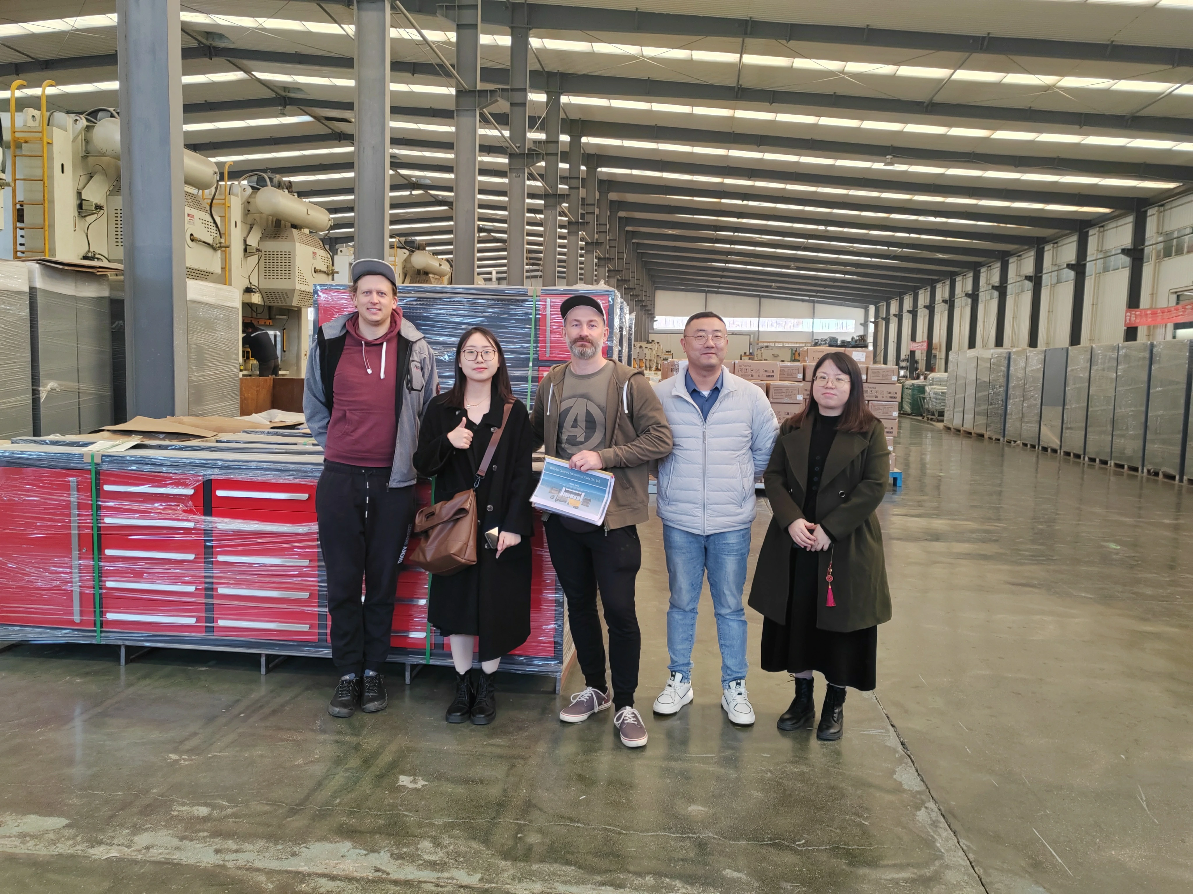 Poľskí zákazníci navštívili továreň CYJY a vysoko ocenili kvalitu skrinky na náradie