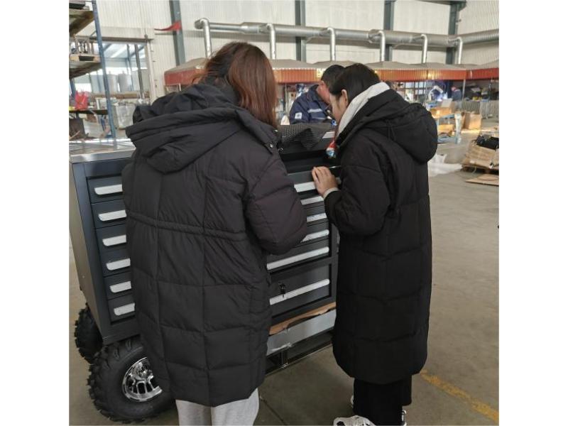 सीवाईजेवाई टीम ने सामान की गुणवत्ता की सख्ती से जांच करने के लिए कारखाने का दौरा किया