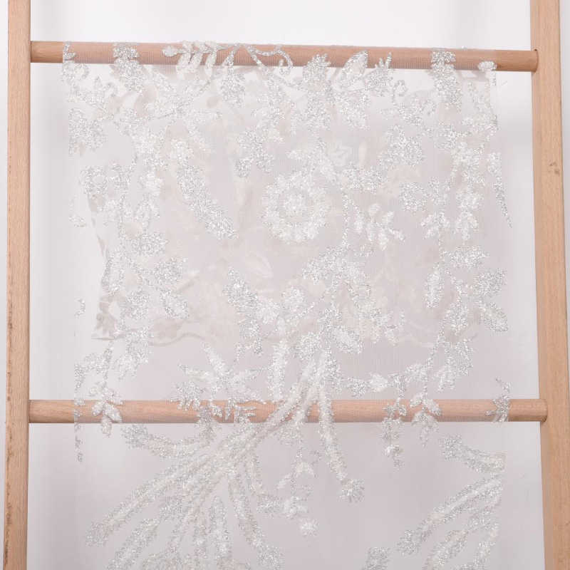 Сребърни и бели пайети с прозрачна материя за булчинска рокля